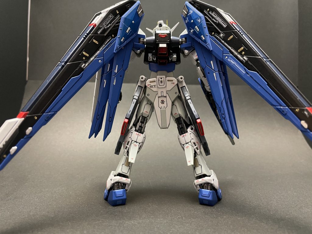 ウイング部分も一枚に集約されるのは違和感があるので、小さい羽は常に展開状態で