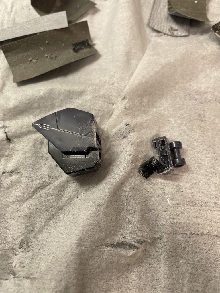 肩アーマーもカットして段差を無くしました。