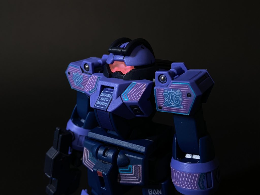 各部シールは説明書どおりの位置に貼り付け。デザインナイフで余白をなるべくカットしてからピンセットで貼り付けました。また、太ももにバンダイロゴなど一部をマーキングシールの余白から切り出し貼っています。久々に部分塗装で制作したのでエナメルでのスミ入れが恐怖でしたが、なんとか無事に完成まで漕ぎ着けました。もう一機、水星の魔女キットをストレートに作ったら、またビルド系をやりたいと思います。ここまでご覧いただきありがとうございました。