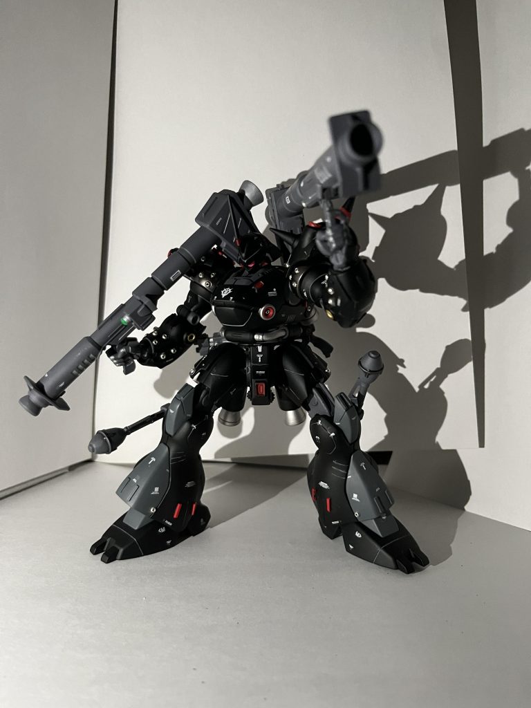 今回のケンプファーで初めて挑戦したことは,レッドポイントとメタルパーツの接着です。どちらも難しく大変でしたけどその分の成果は出ていると思います。そして使った塗料も初めてのものが多くサフを初めてメカサフヘヴィと黒サフを使いました。その他は⇩の通りです。 黒部分、ガイアセミグロスブラック 赤部分 Mrカラーハーマンレッド シルバー部分ガイアスターブライトジェルラミン 装甲グレー部分ニュートラルグレー,ネイビーブルー,ティターズブルー1で調色 肩部分ガイアスターブライトアイアンの後にガイアガンメタルを薄吹き 内部フレーム&武器ガイアメカサフヘヴィです。