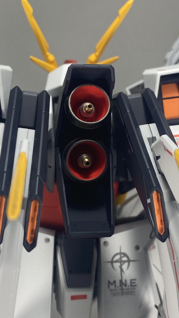 背中と足のメインバーニアは、メタルパーツで多重構造化しています！