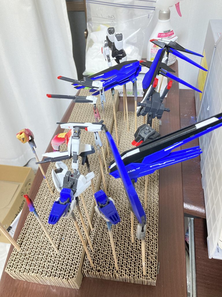 デカールはRGデスティニー、SEED汎用水転写式デカールを使用しました。塗装もパーツ数が多くて骨が折れました...😇