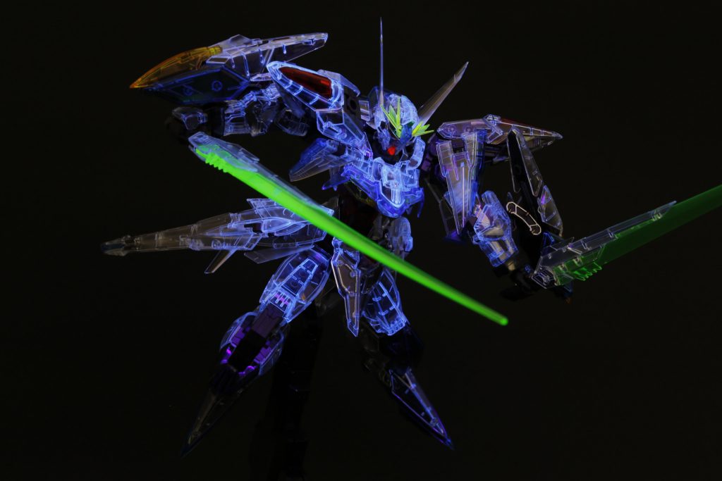 白部分と黒部分はガイアのUVクリア(ラッカー)、赤、青、黄はガイアのエナメルUV。部分塗装はガンダムマーカー。シールド基部のフレーム塗装、意外とハマりました。