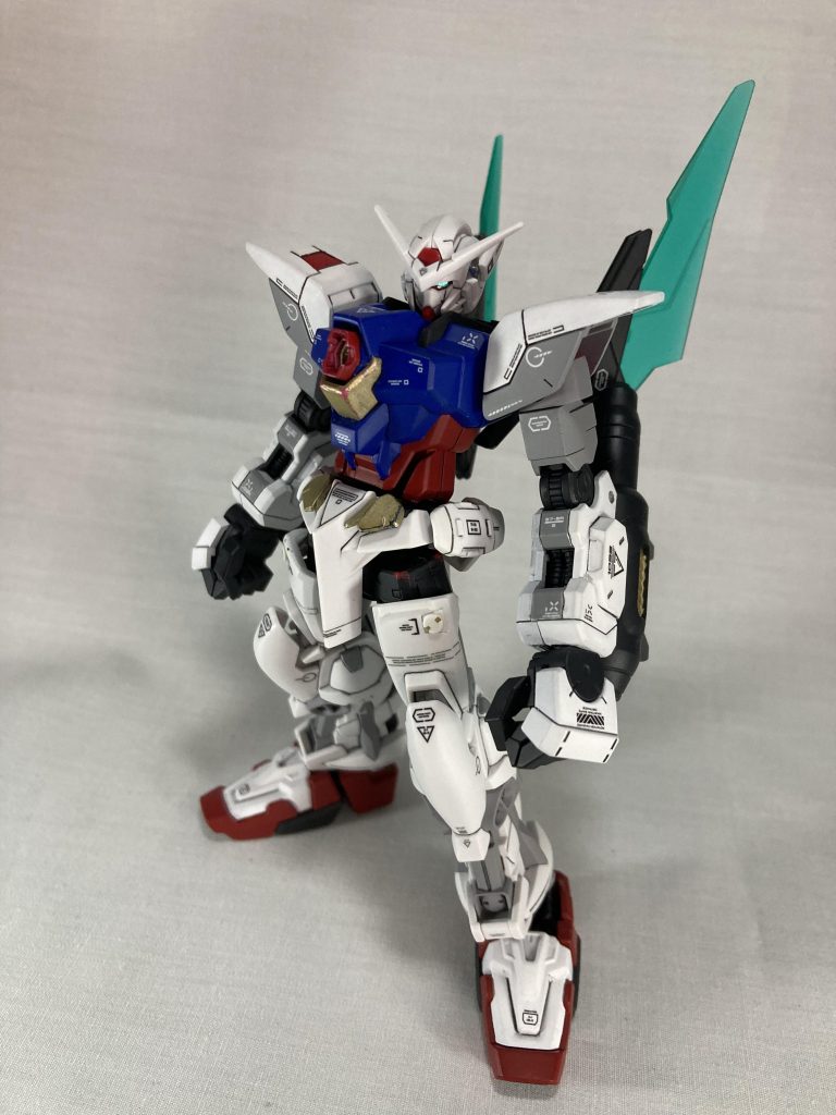 最後は素立ちの画像ですすごく地味なこだわり？ポイントなんですけど脚部に採用したアストレイ赤は足先だけMGに取り替えて大きくしています