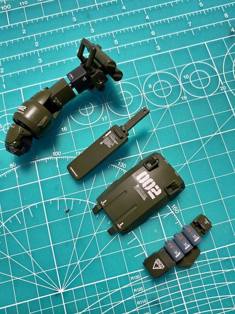 濃い目のグリーンで塗装、ホワイトのデカール貼り込み。濃い色に白のデカール、白字にオレンジのデカールは貼ってて気持ち良いです。