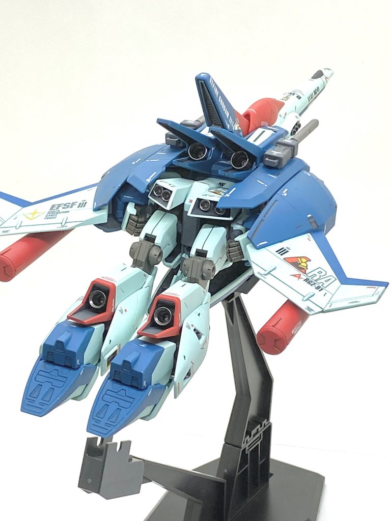 後ろから見てもメカメカしいと思います。