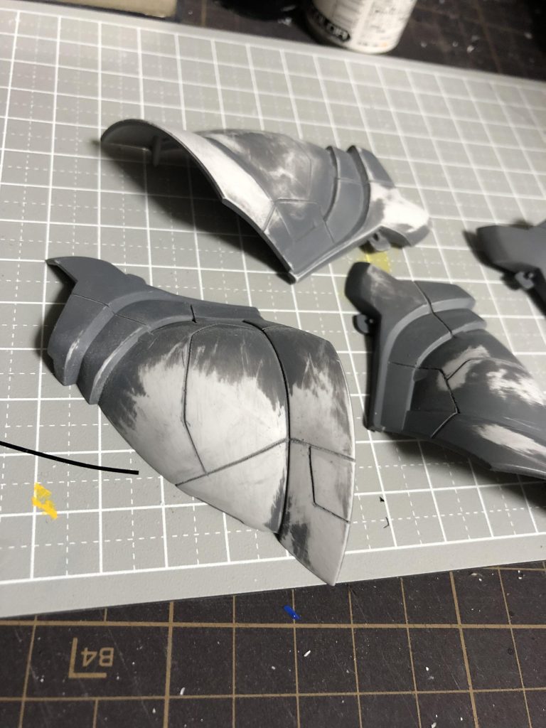 スジボリはサフしてヤスってを何度か繰り返してキズを減らしていきました。