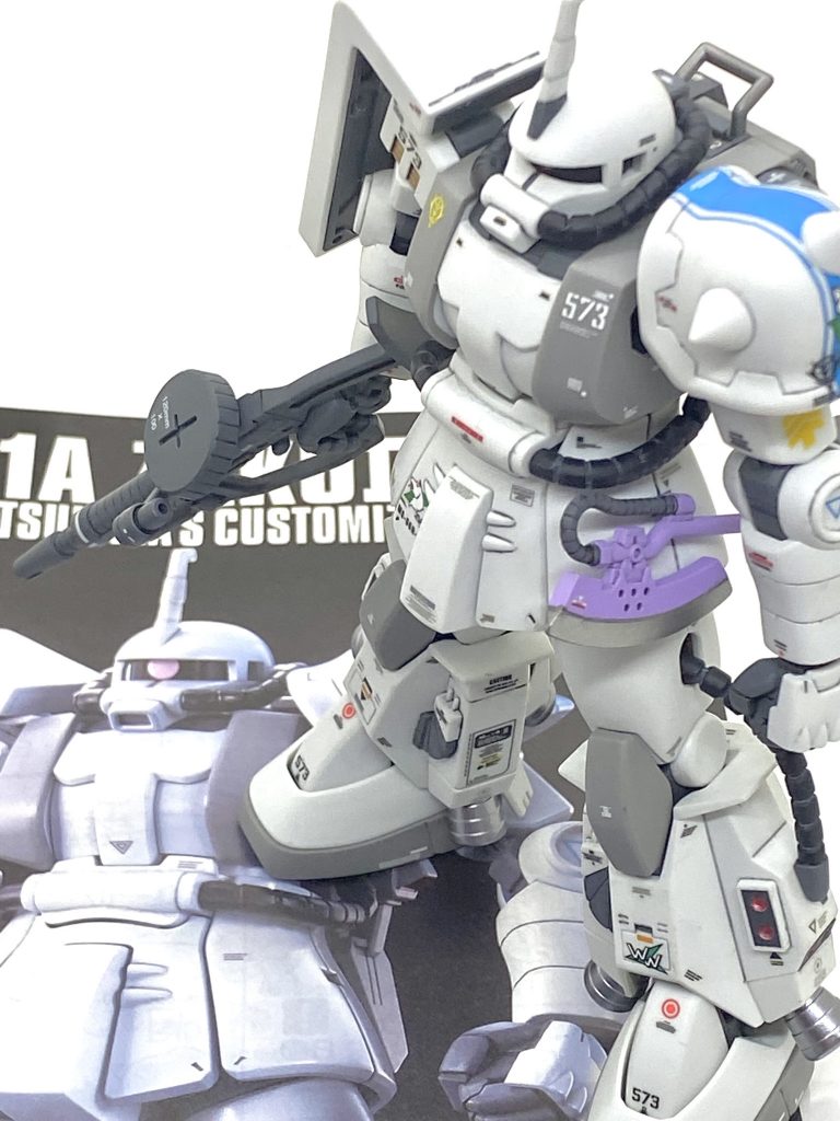 最後は説明書と。シン・マツナガの代名詞である専用ザクは白狼と言いながらも結構な塗り分けがあり、旧MGは分割が中途半端な上に白色の成形色は裏が透けていて塗装しないと見れないレベルでしたが・・・このキットは白やライトグレーの部分も含めて、ほぼ色分けされている上に深みのある成形色は技術の進歩を感じさせてくれます。バックパックの赤の部分とショルダーアーマーの青ラインだけちょっと頑張って塗り分けて、つや消しを吹けば見れるレベルになり、特徴あるマーキングだけ貼ればカッコいい白狼になるので子供の頃の自分が見たらビックリしたと思いました。RGのデカールは細かいのが多いから貼るのに苦労したのですが・・・小さい分だけ精密感が出るので使ったは正解だったと思います。RGのマツナガ機はプレバン限定ですから手に入りにくいですがHGは一般販売で今でも通用しますプロポーションですから見かけましたら是非作ってみて下さい。ご覧して頂きありがとうございました。