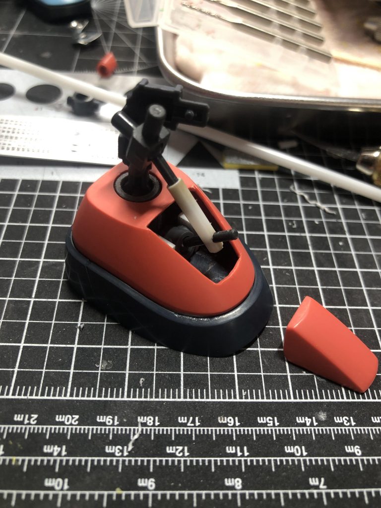 足のカバーはエナメル割りで分割し、動きに連動するよう加工しました