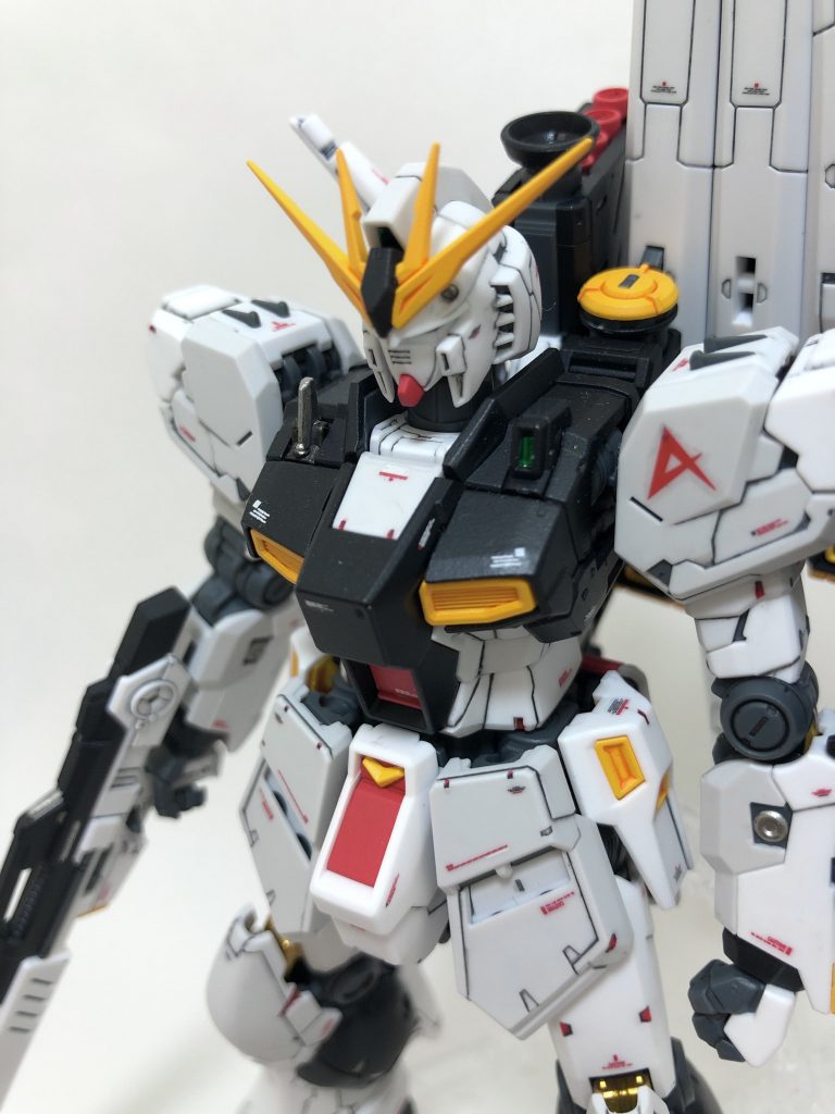 イエロー部分はオレンジでスミイレです。黒は色味が強いので。オレンジは陰影とグラフィックの役割を担っている感じがします。このスミイレ考えた人凄いです。