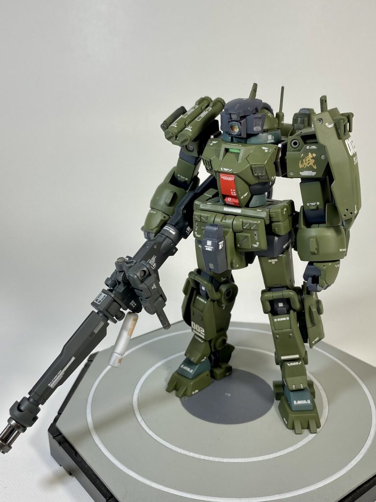 ビームチェーンガン装備で。全身に装備された武装を駆使して間合を問わず戦闘をこなす。基本はビームチェーンガンを装備し、弾幕を貼りつつ高機動で肉薄する突撃スタイル。