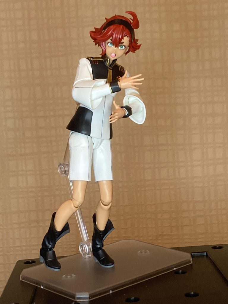 あのポーズは可動範囲の限界でここまでしか出来ないのが残念ポイントでした。