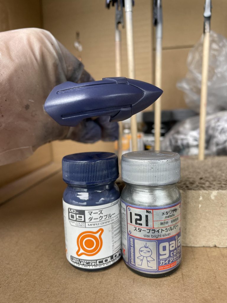 ブルーの部分は少しシルバーを混ぜて塗装。
