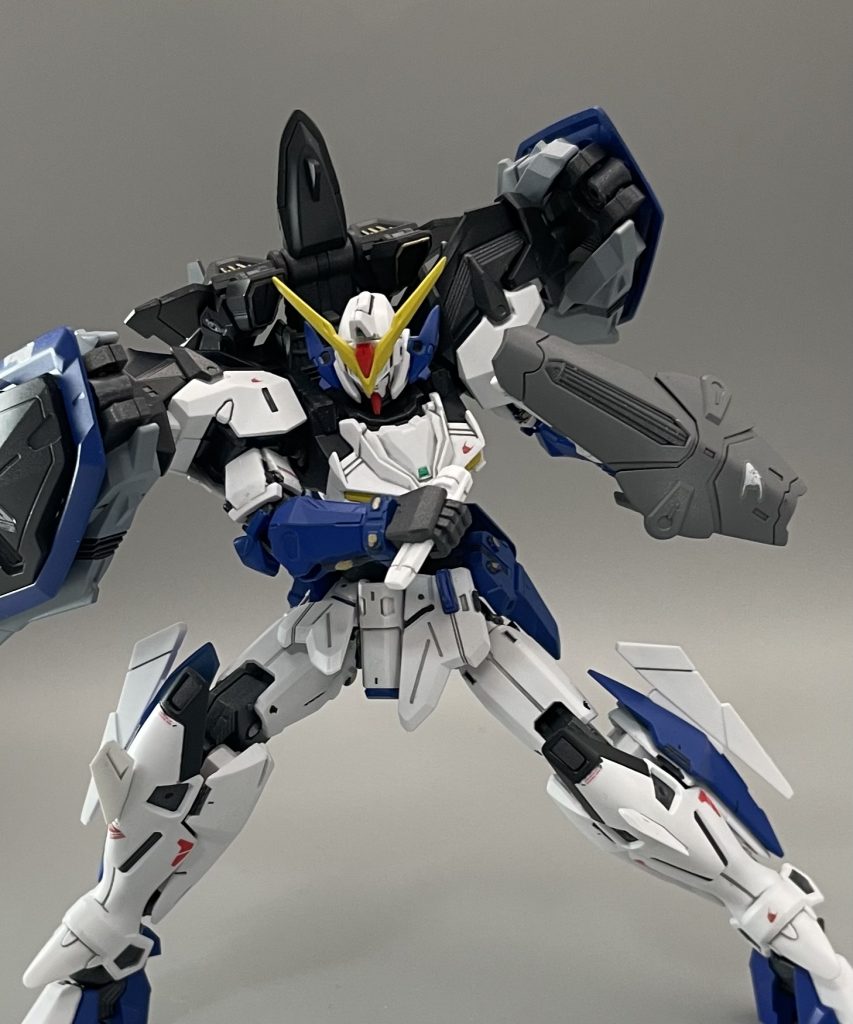 シールド裏にマウントされたサーベルを取り出して、、