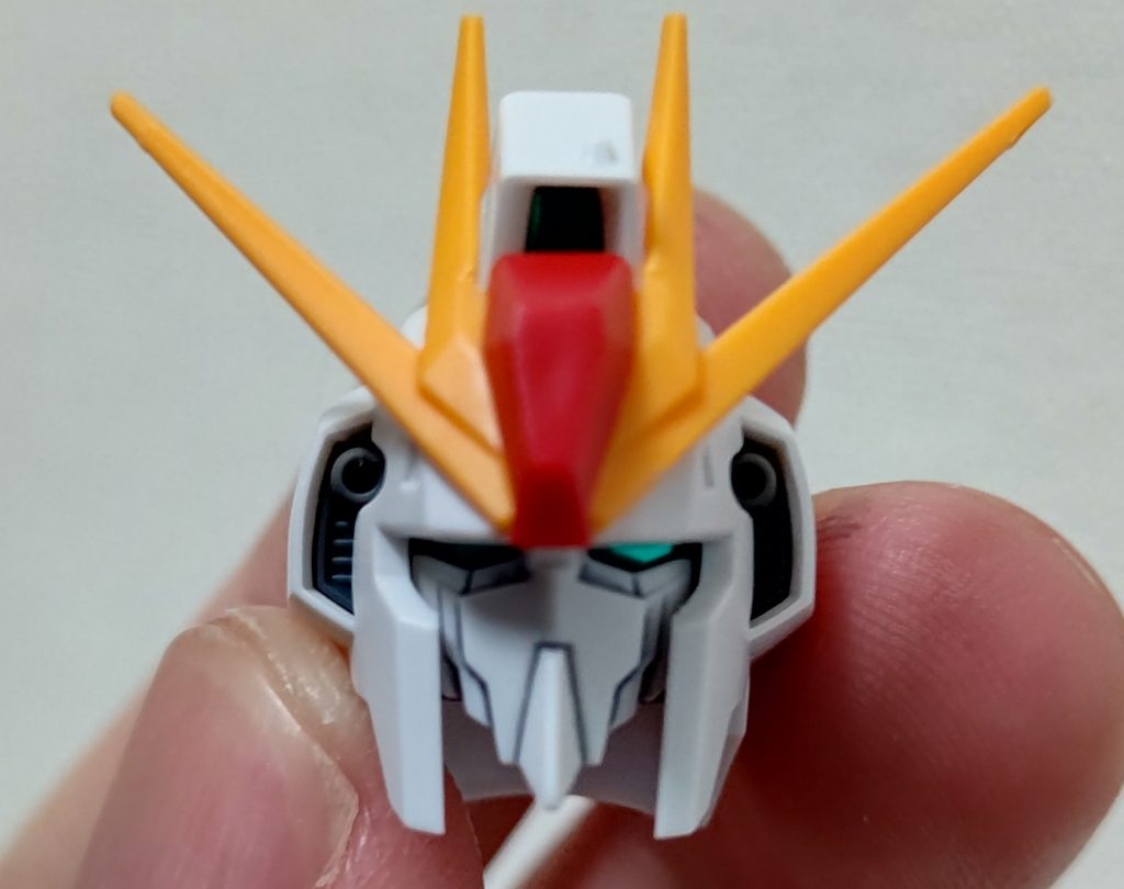 元の頭部。この時点で解釈違いです。やっぱツインアイはアゴを引いた状態でハッキリ見えなければ許せない病気にかかってます