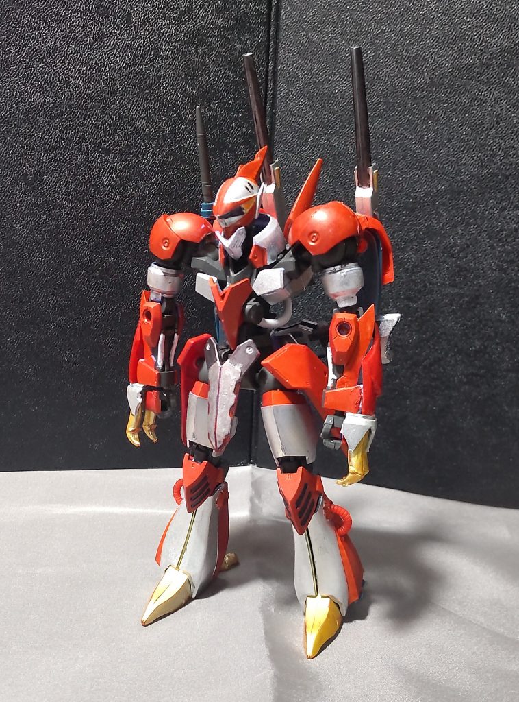 ジークルーネをメインボディにしていますが、フロントアーマーやサイドアーマーに関しては可動域の干渉問題があったので、そこらはグリムゲルデのを流用しています。また、本機に変形機能はありません。