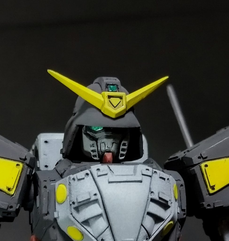 ヘルメットの内部を削って1.5ミリ程深く被るようにしました。