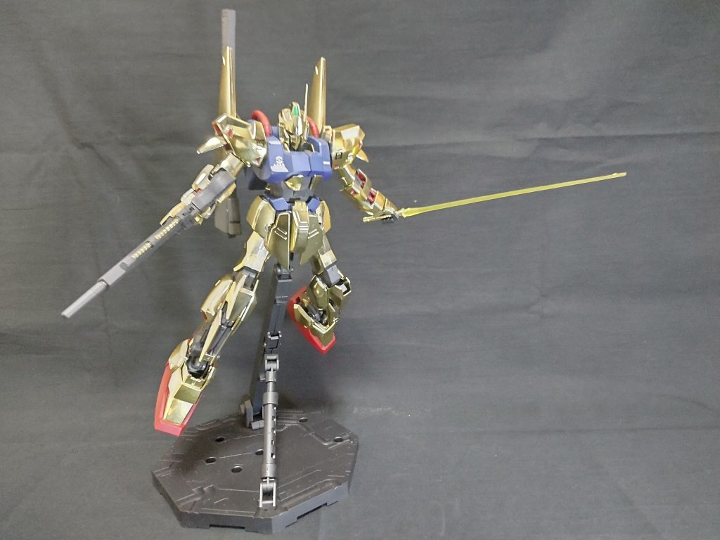 ビームサーベル抜刀、可動は、時代を感じさせますがスタイルは、細身にアレンジされた今のものより、こちらのほうが私は好きです。