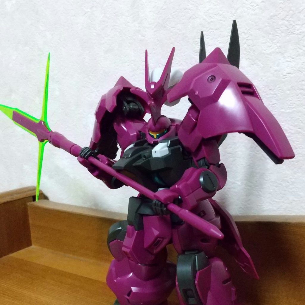 宇宙世紀のモビルスーツ、ザクとドムの特徴を併せ持ったフォルムで機動性もかなりのものらしく重厚さの見た目から身軽な機体の様です。