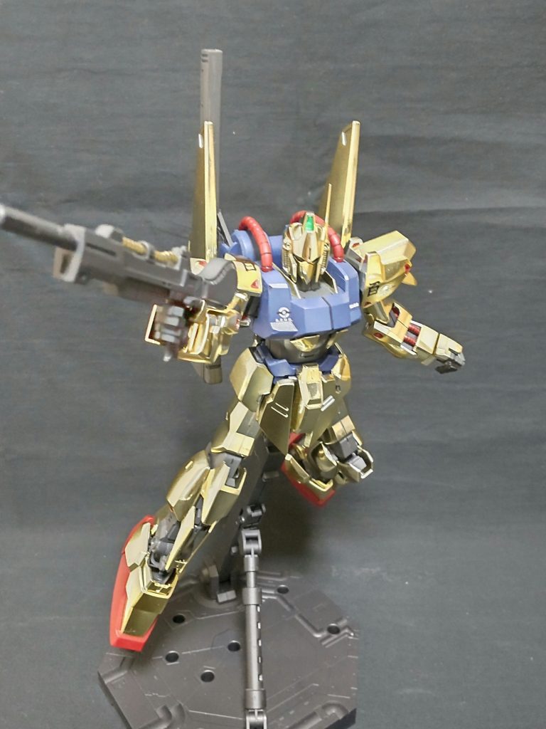 ランナーごとメッキパーツに光沢のトップコートを吹き、その他は、つや消しでストレートに作成したのを覚えています。光沢のトップコートがだまになりつや消しみたいになったのはショックでした。