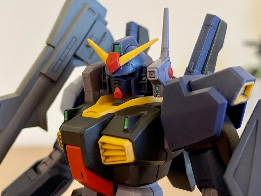 バルカンポッドの赤丸はランナーから削り出したモノに置き換えました。水性筆塗りで赤を塗るより早いと思ったので。フェイスパーツは幾らか削り込んでいます。