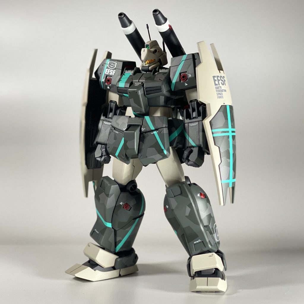 バイザーとメインカメラにオーロラシールを使用。