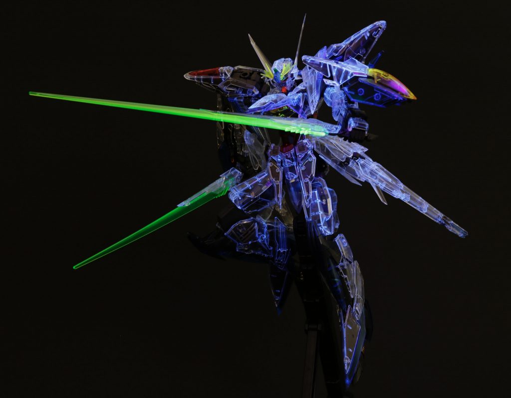 同じポーズでブラックライト照射。可視光ありでUVを足すと、若干ディテールが残っていい感じ。