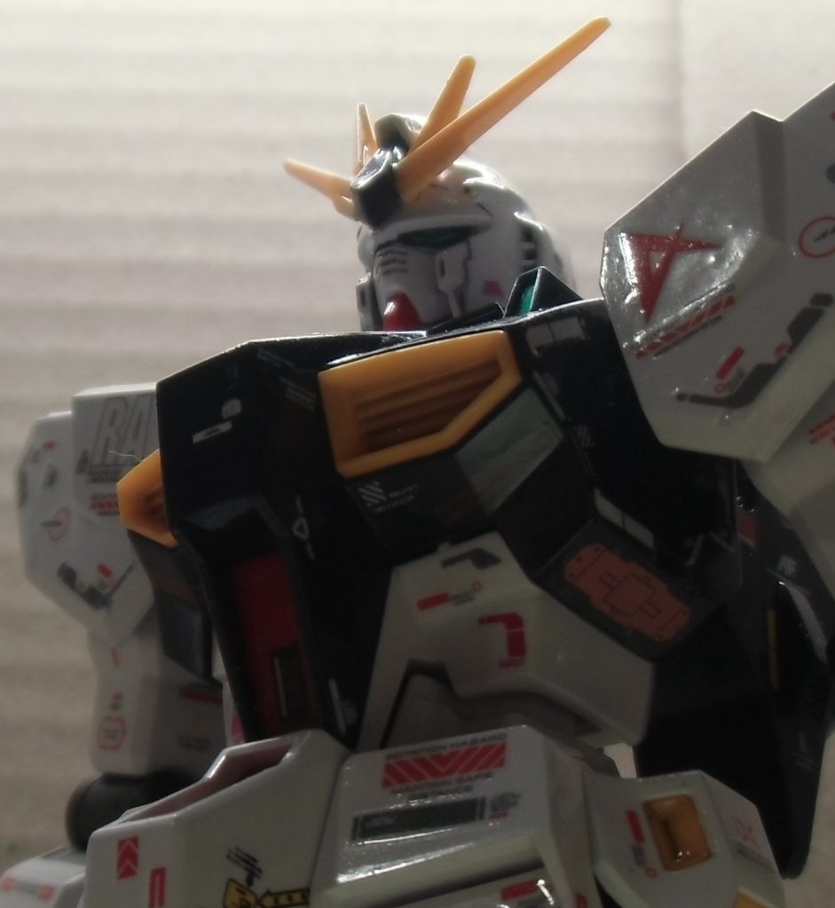 デカールの上から光沢クリアーを筆で塗っていますが、かなり希釈して６～７回目くらい塗った所で心が折れて希釈を少なくしたらボテボテになってしまいました。