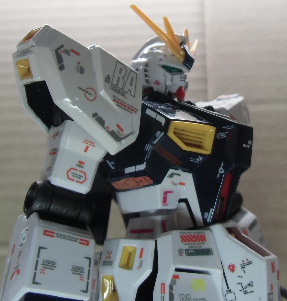 外装は成形色。関節部はガンメタにフラットベースをたっぷり混ぜて艶を消しています。アーマー裏側は艶消し黒です。