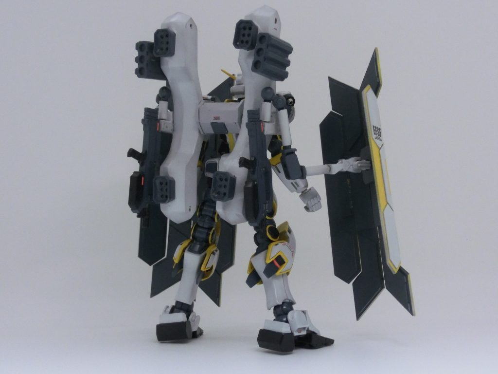 宇宙仕様はブースターランドセルを背負ってます。盾はサンダーボルト特有のマニュピレーターで保持。