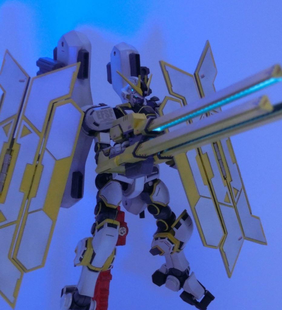 レールガンの裏側も蛍光塗料で塗装しています。