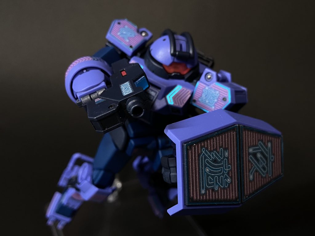 本キット最大の目玉であるシールド。シールの外枠がキラキラして綺麗です。ここに限らず、つや消しした各部シールのキラキラ部分はしっかり光を反射してくれます。結果的につや消し部分とメリハリがついたので良き。