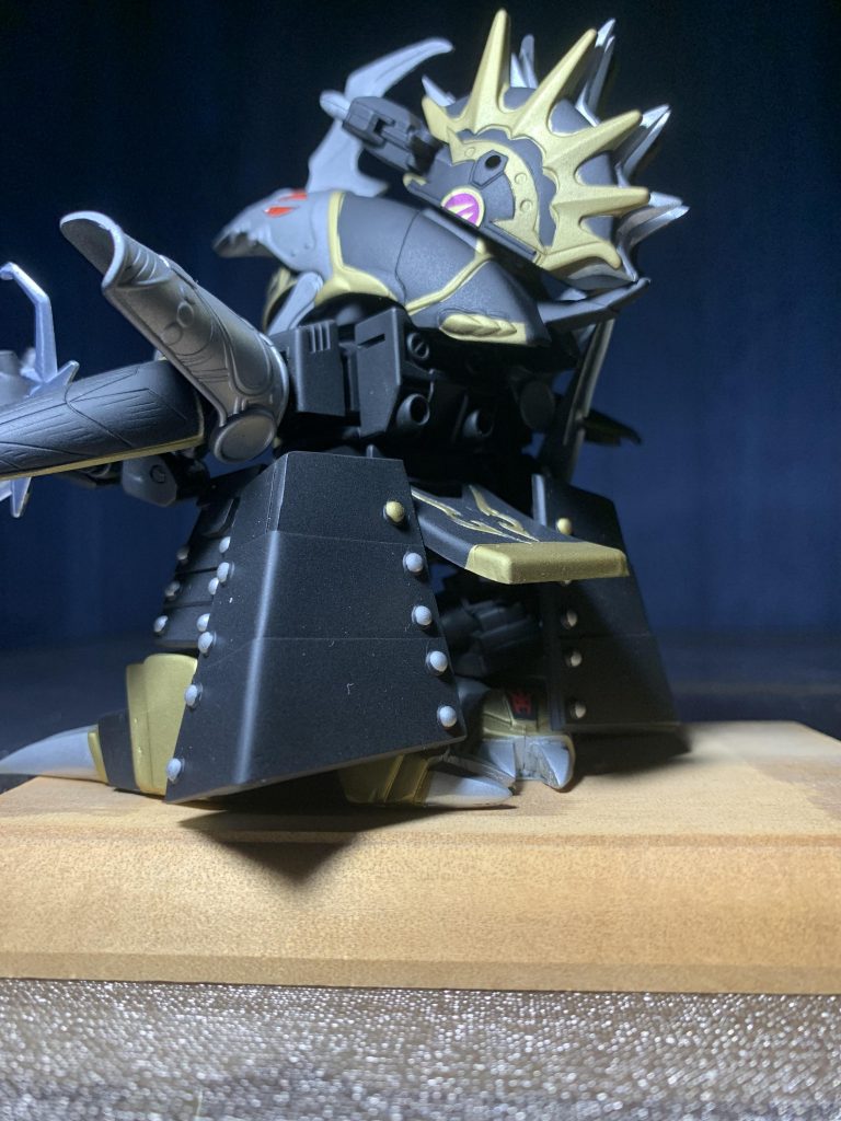 腰の後部の蛇腹状のアーマーは本来元のデザインにはありませんが、オリジナリティを少し入れたかったので自作しました。