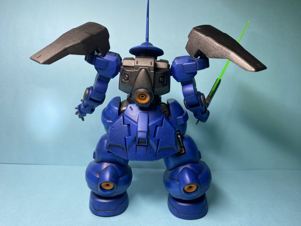 差し色をオレンジにしたのでますますグフっぽい感じがします。武器はヒートロッドが良かったでしょうか?