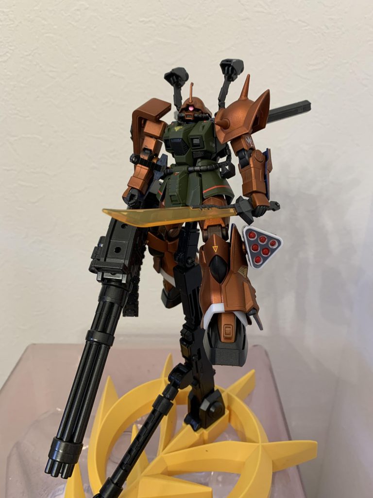 ソロモンでソーラーシステムによってソロモンが焼かれ、ドズルのMAが討たれた今、彼の心には死してなお、ジオンのためにと散ろうとした想いは無くなり今、目の前で無益に失われていく命を失くしたくない生来の優しさ、甘さに、死線を超えてきた覚悟が備わり彼はザビを名乗った