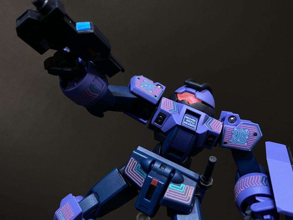 肩に1.5mmの穴を空けてメタルボールを入れました。股間の赤など、一部に追加でマーキングシールを貼っています。