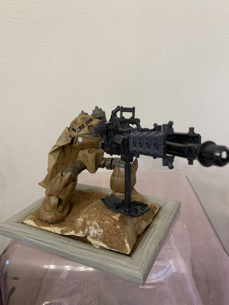 砂に隠れ息を潜めじっと死神を待つ 