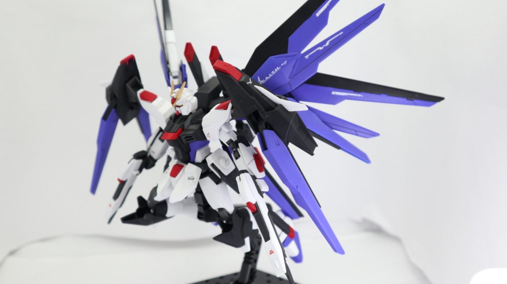 配色はストフリではなくフリーダムを意識して塗っています。肩にアメストのバックパックをエポキシパテで装備しています。時にはウイングスラスター、ドラグーンになったり盾にもなる設定です。今回の改造で1番難しかった+色分けが大変でした...