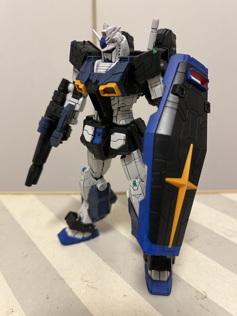 ガンマカで赤い部分を青く。右肩と右膝の赤いシールはメタブルーで塗ってから貼って色変え。本来、グリーンが機体右側なのですが、普通に貼り間違えました、、