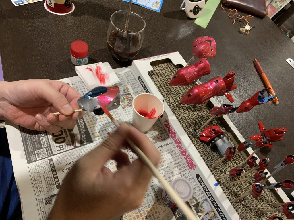 シルバーの上にクリアレッドを筆塗り