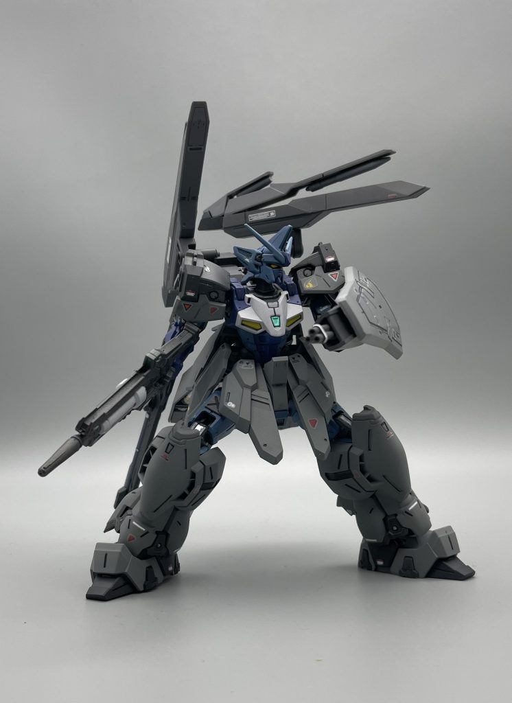 背中にあるミサイルユニットはポージングに合わせて可動しますし、ハッチも・・あの、その・・・開閉します//