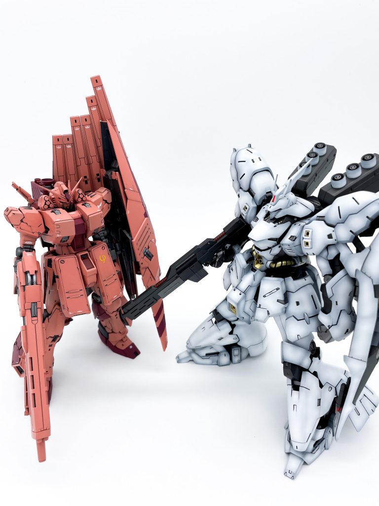 前に作った赤いνガンダムの隣に置くために白く塗装しました。