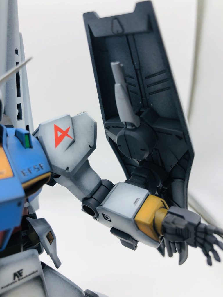 サーベルラックはシールド裏に移動しました。