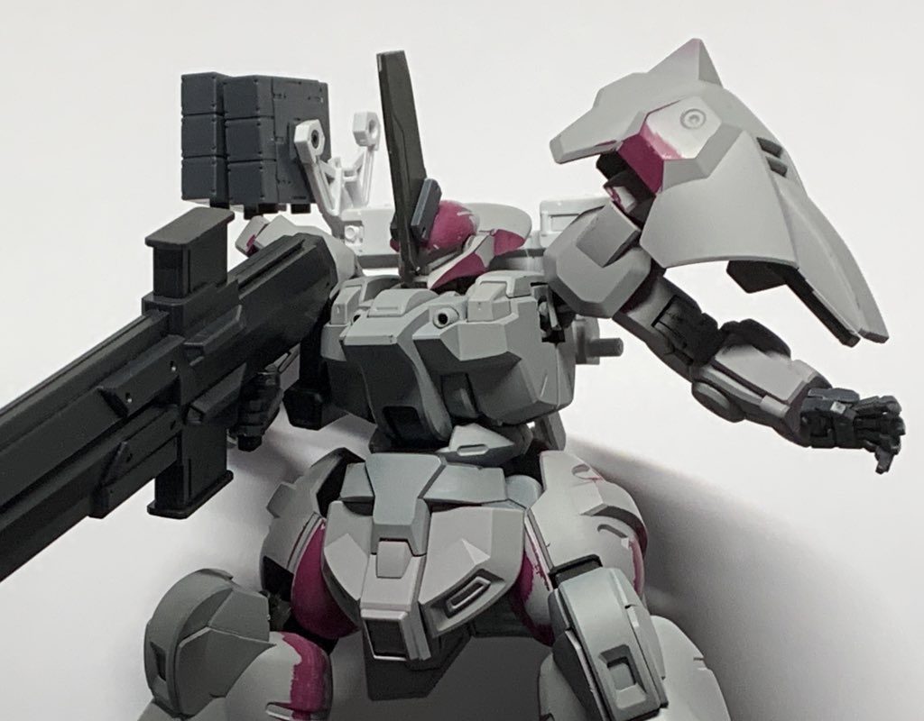 頭部のイメージをまとめるのが難しくディランザの後ろのアンテナを切ってブレードアンテナに改造しました 