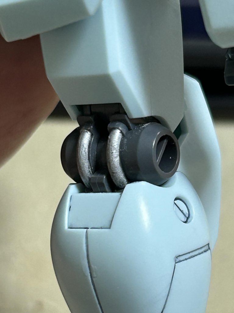 脚部は部分塗装多めです。グレー部分はガンダムメカグレー、バーニア内側の赤はシタデルカラーのmephiston redを。膝裏のパイプ?部分はガンダムシルバーです。