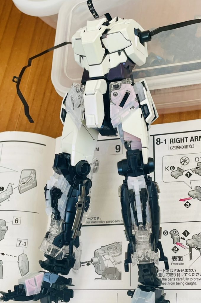 塗装。本体装甲はクレオスのクリスタルカラーシリーズ、フレームはガイアノーツのプリズムブルーブラック、サイコフレームはマジョーラのマッターホルンを使用しました。