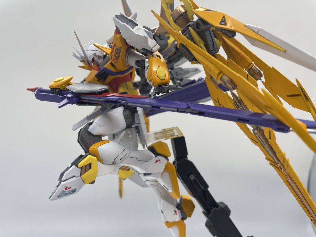 ビーム砲と同じく、腰に変更したアロンダイトの武器ホルダーのおかげで腰からアロンダイトを引き抜くポーズが可能です。