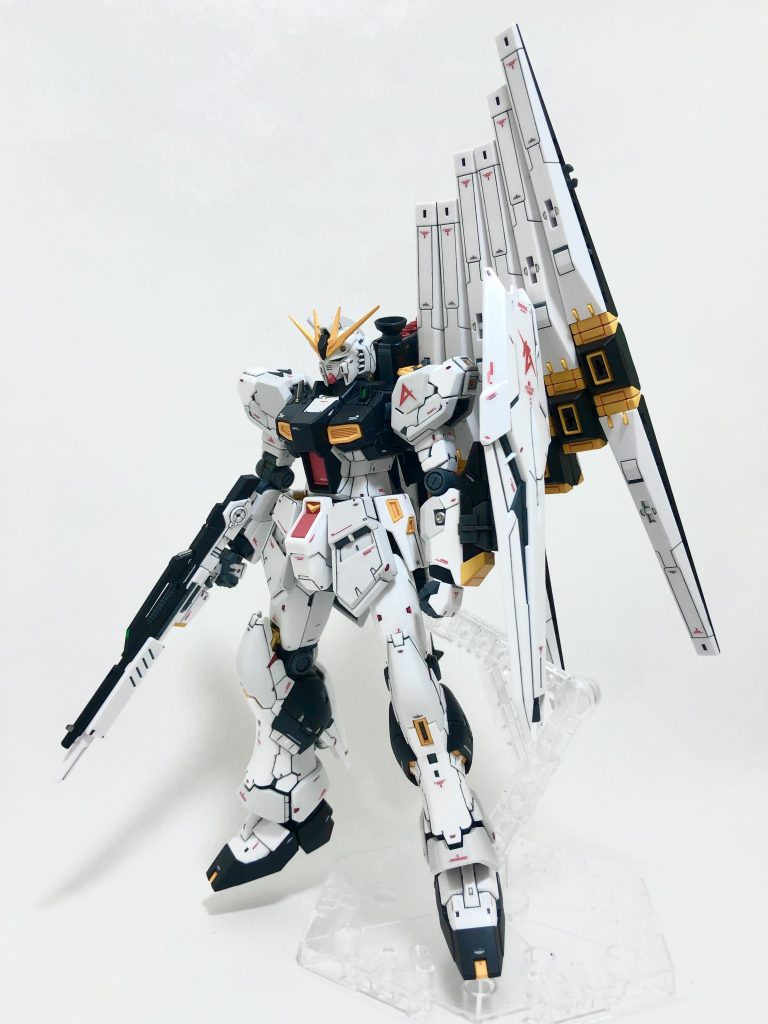 細かな赤色の凹ディテールとデカールがホワイトの間を埋めてくれたと思います。ホワイト装甲、グレー関節部の塗装の手間は省けましたが、ディテールアップはそれなりに手間でした。