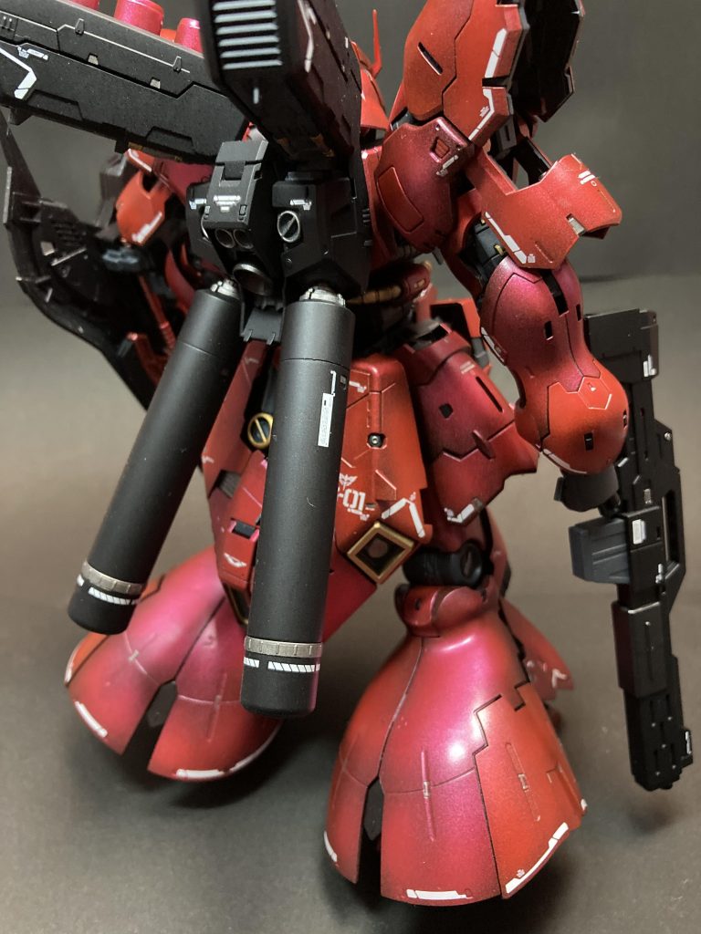 今回、プロペラントタンクは黒仕様。細かいところは筆塗りでカバーしました。