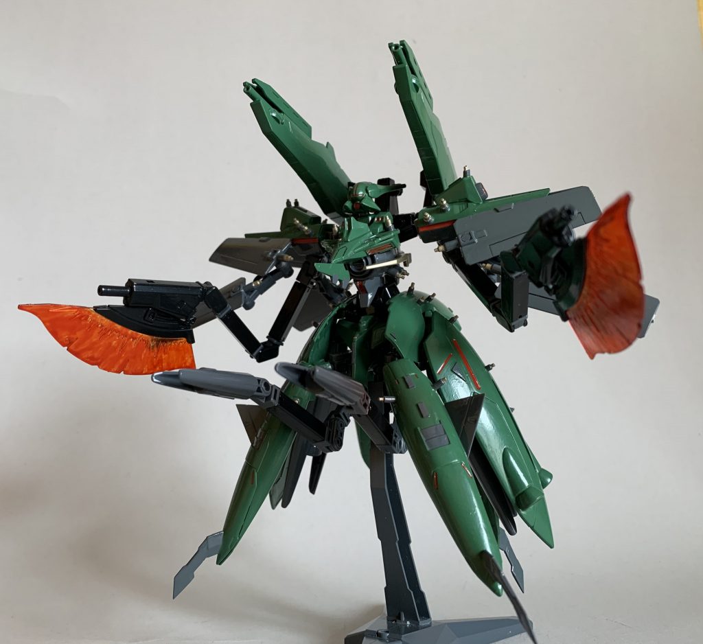 武装その４全身の金色突起は近接防御装備で高圧電流を周囲に放電して接近した敵機を感電させて行動不能にします。煽りでフルバースト的な。